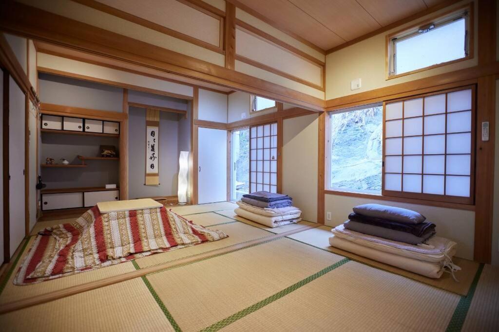 Tsushima White House Bed & Breakfast ภายนอก รูปภาพ